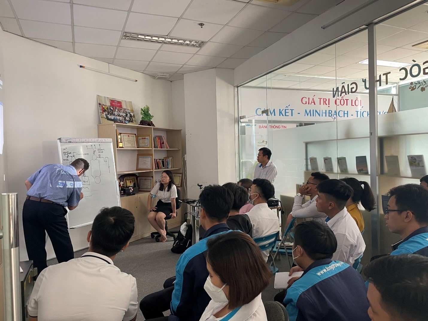 Nhân sự kỹ thuật Long Trường Vũ sẽ đến khảo sát tình hình thực tế của khách hàng để xác định nguyên nhân